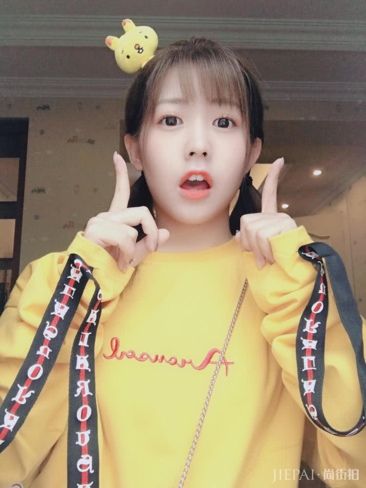 赖美云扎双马尾辫,穿紫色衣服美丽又可爱!