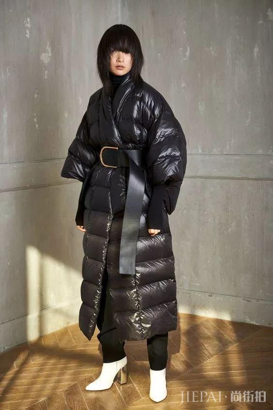 选对搭配方式，黑色羽绒服穿出高级感？