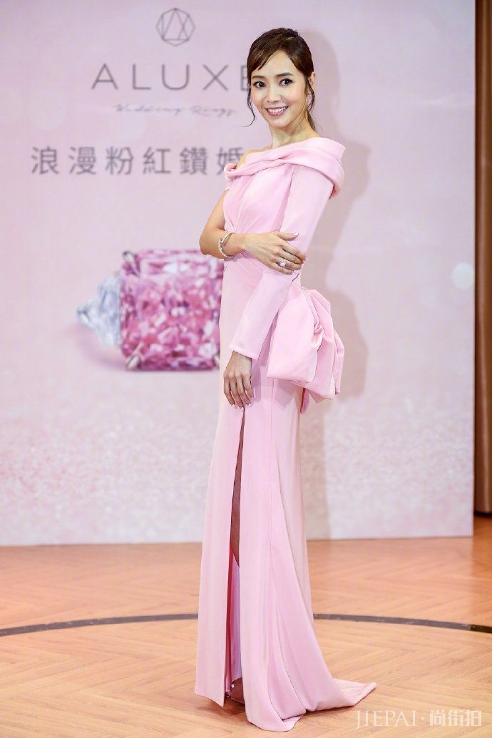 侯佩岑穿粉裙,顶着40岁的脸,却长着20岁的腿