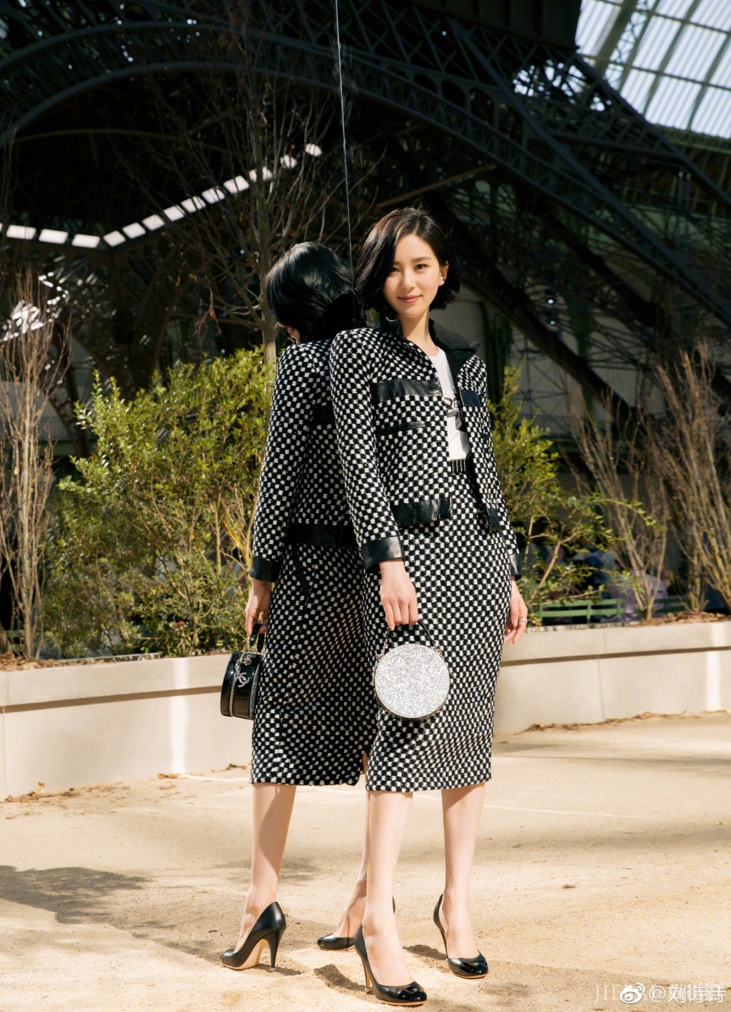 刘诗诗穿“乞丐服”配阔腿裤秀长腿，时尚减龄！