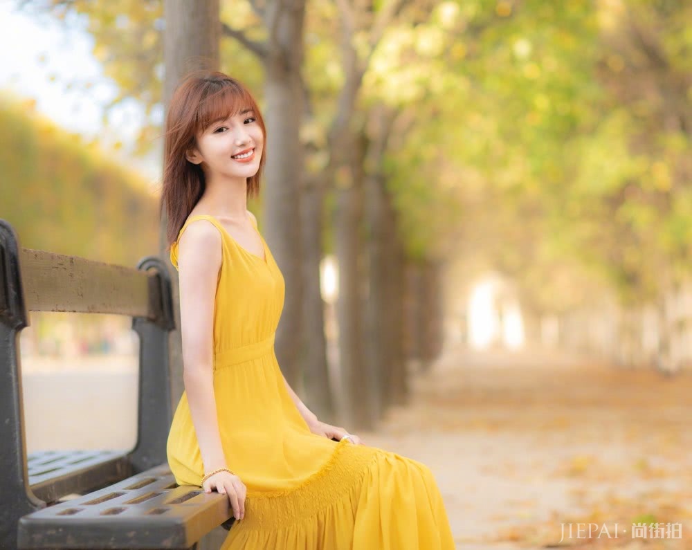 毛晓彤最近将头发烫卷了,画风变回20岁,看了也想烫卷发