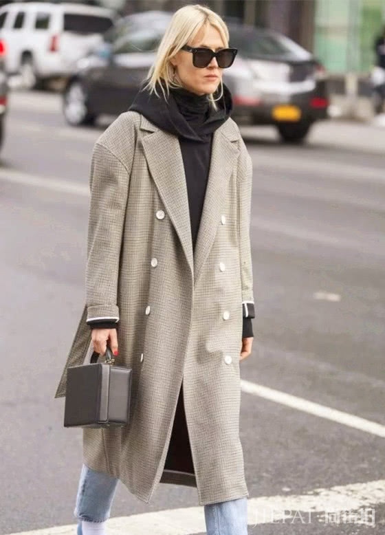 大衣怎么穿好看?看欧美女生搭配卫衣,更显独特与时尚