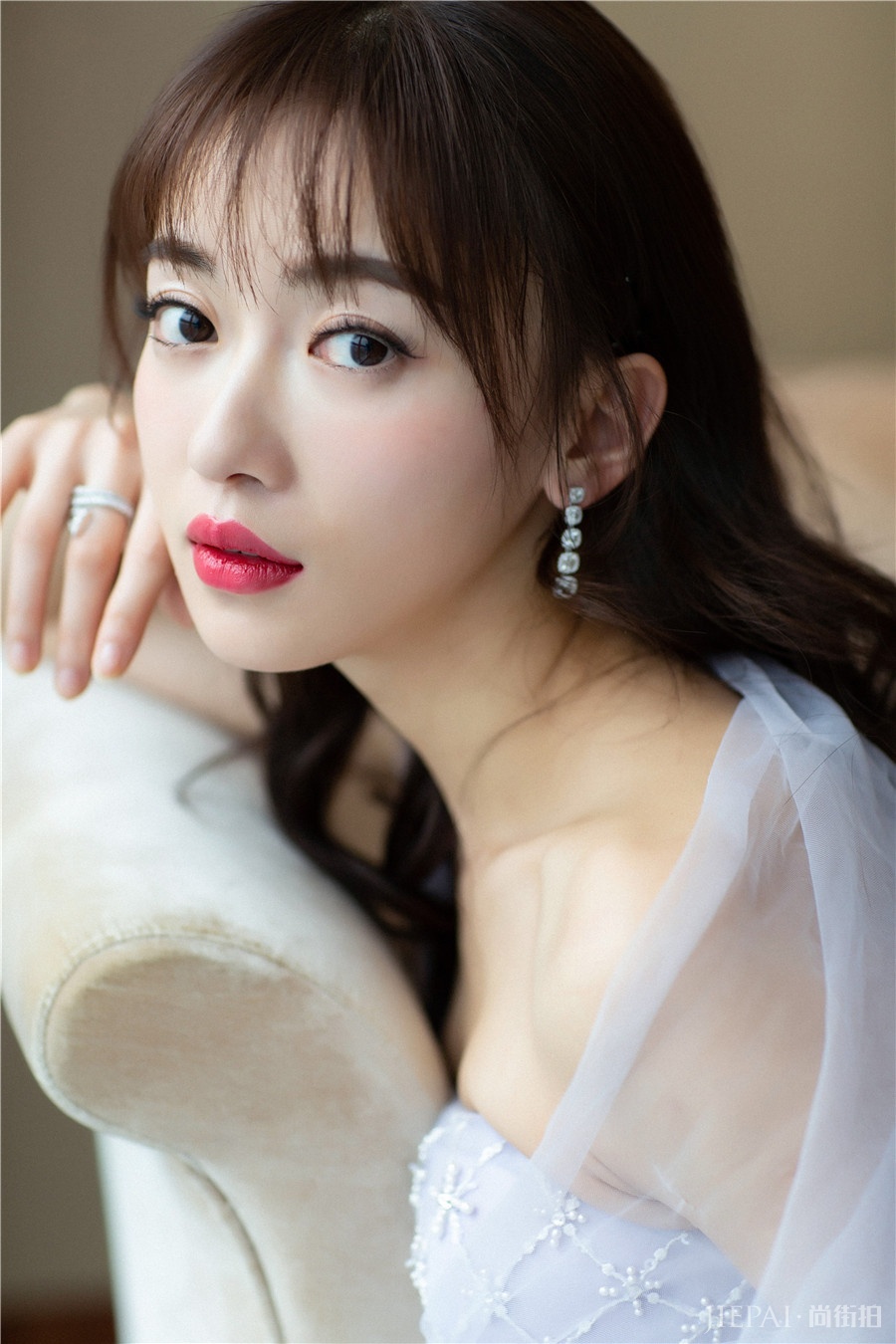 吴谨言紫罗兰纱裙亮相 气质优雅仙气十足