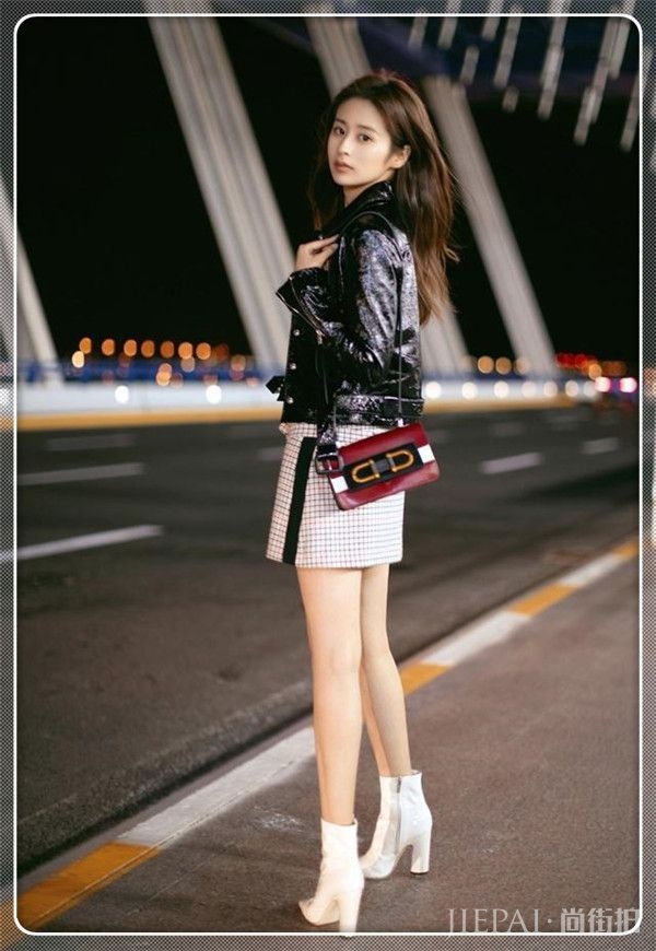 颖儿一头黄卷发性感炸天!