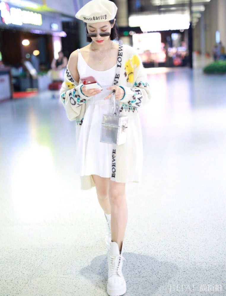 长款针织衫怎么搭配好看?学杨超越这样穿美翻了,时髦又显气质