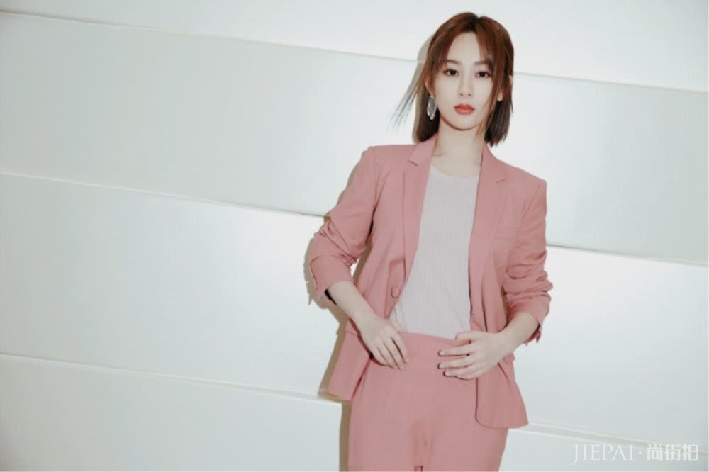 杨紫出席活动穿粉西装搭配针织衫,打扮帅气还温柔