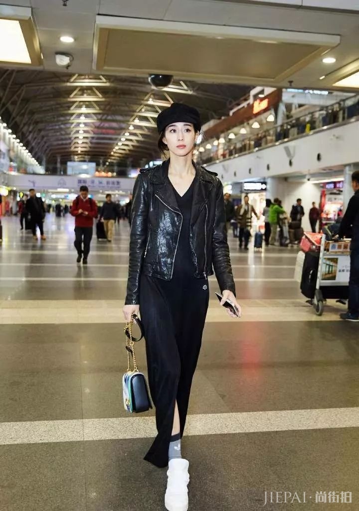 张钧甯这裤子都洗到发白了,居然还在穿!