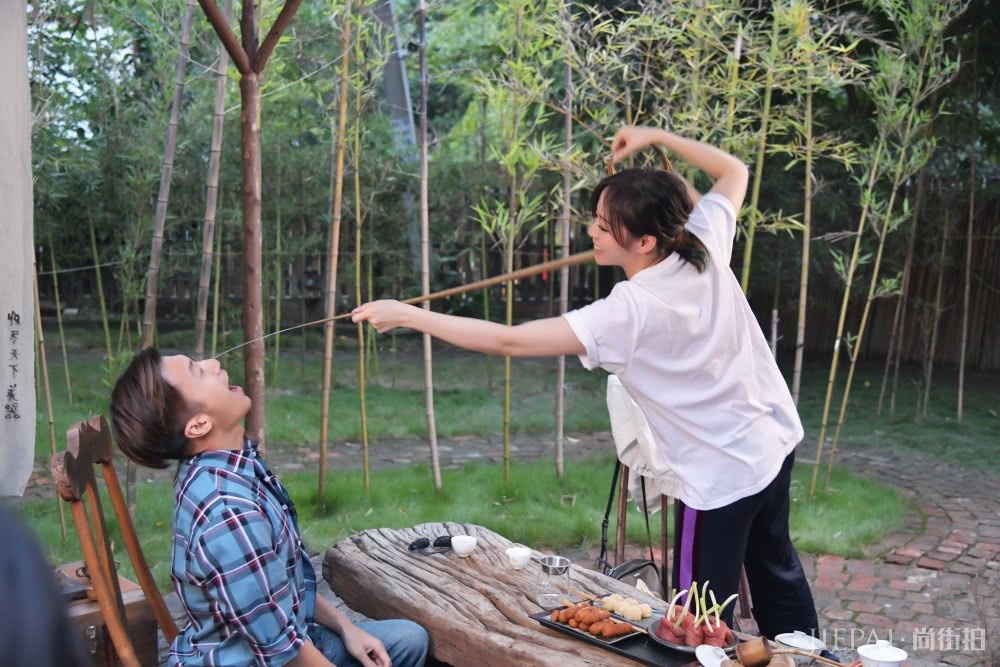 张靓颖参加《锋味》,低扎发搭配白T恤嫩成少女