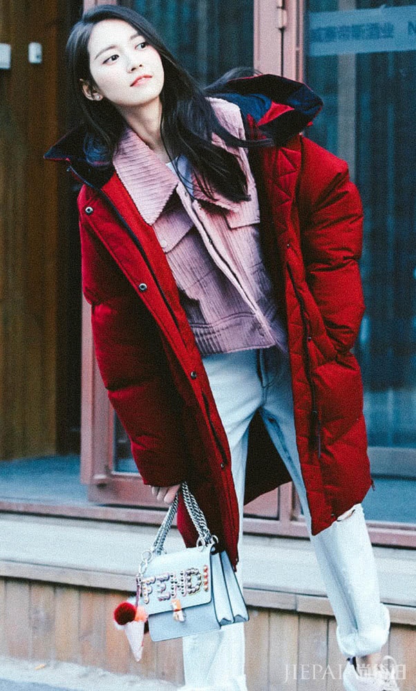 陈钰琪穿宽松羽绒服内搭外套,时尚又不显臃肿
