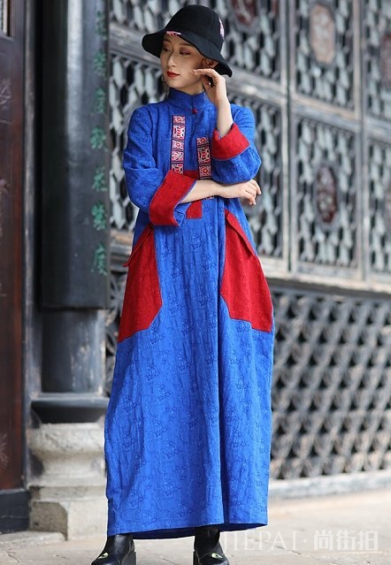 杨丽萍惊艳到了！蓝色连衣裙穿出高级复古美，少女感爆棚