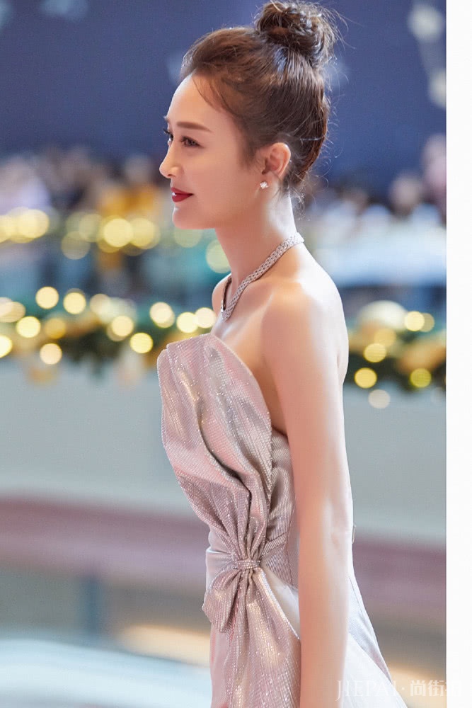 秦岚一袭露背裙美成初恋37岁嫩回18岁,太吸睛