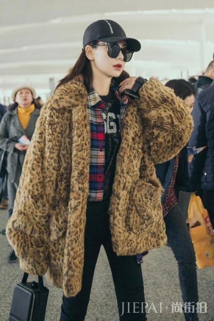 戚薇新刘海,看起来像又整容了?