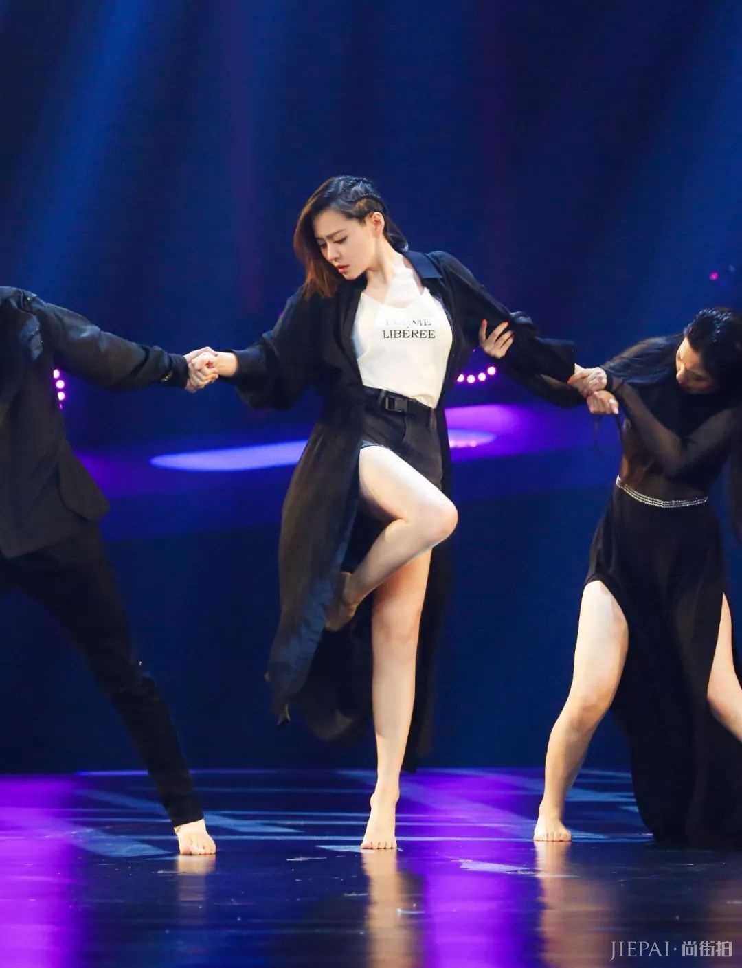 张靓颖挑战深v礼服,忘记自己什么身材了?