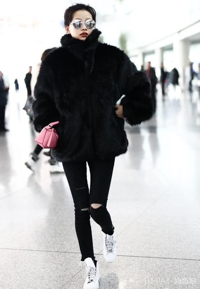 90后女明星开始穿皮草了,孙怡耍酷,徐璐清爽,潮味十足!