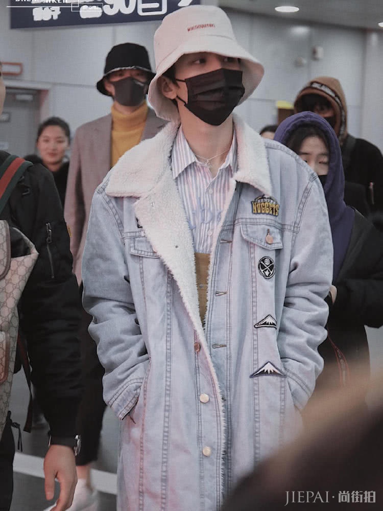 还在穿呢大衣？明星街拍都改穿保暖又时尚的加绒牛仔了