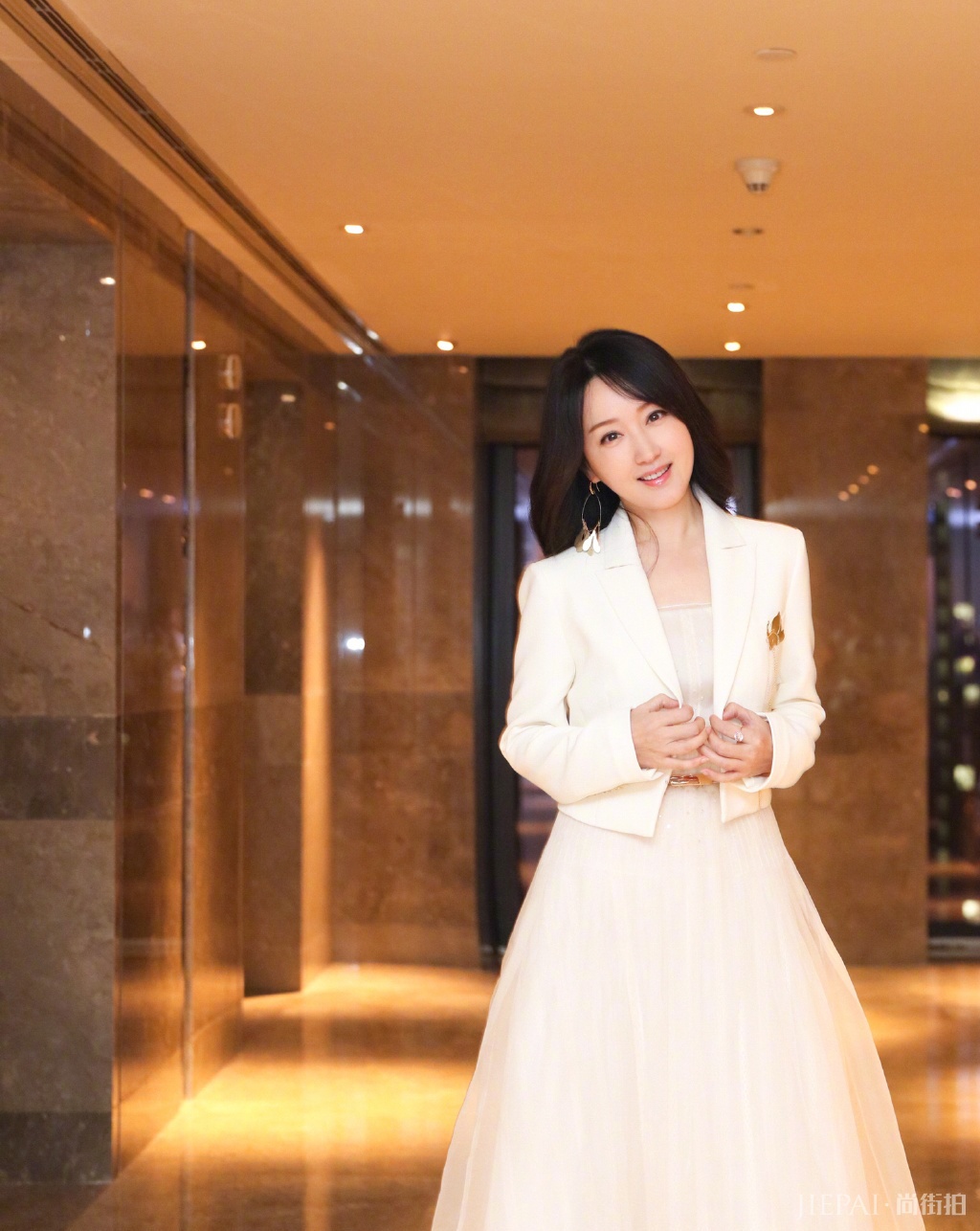 杨钰莹一袭白色连衣裙美成仙女样,少女感爆棚