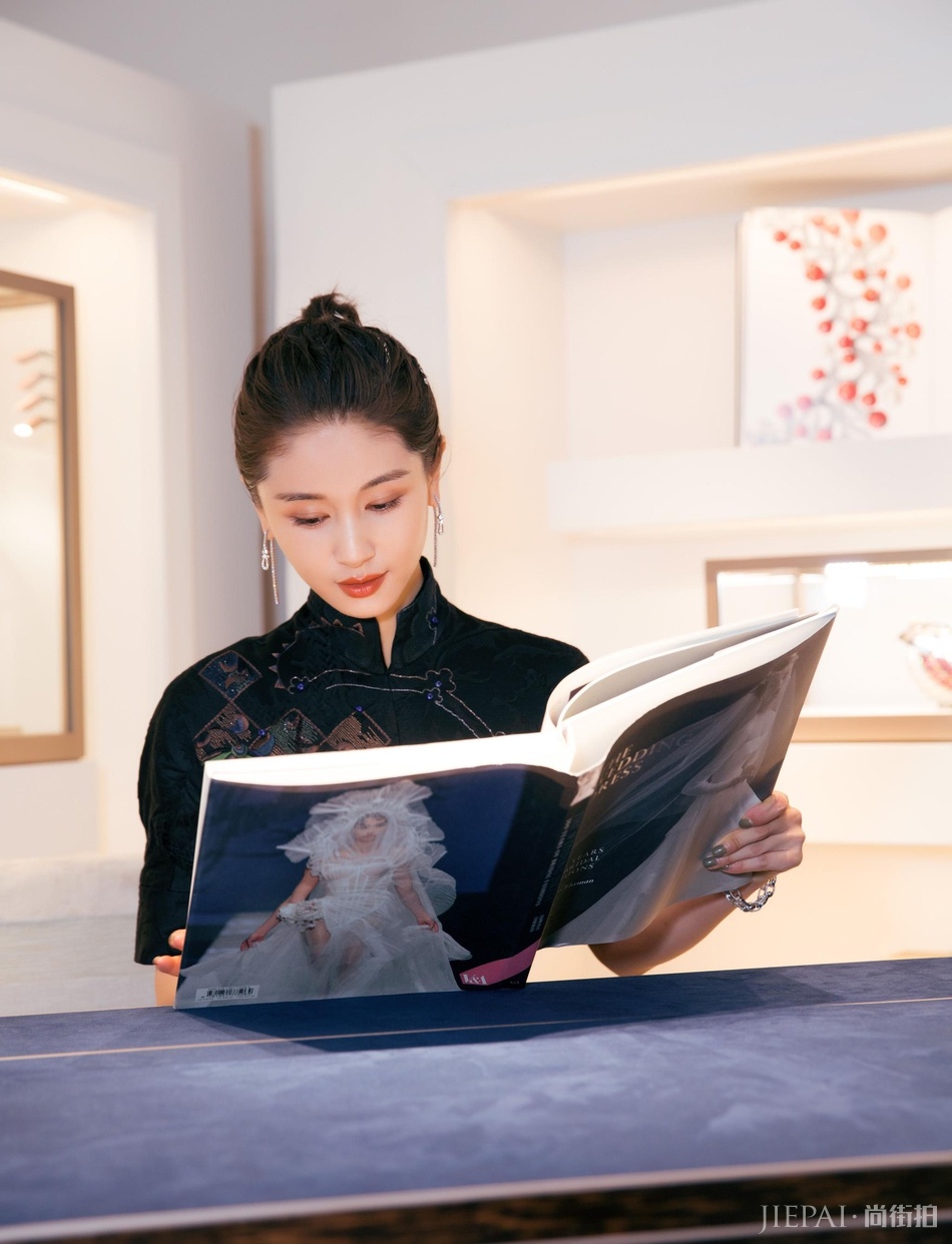 王子文出席活动 穿中国风刺绣立领连衣裙优雅大方