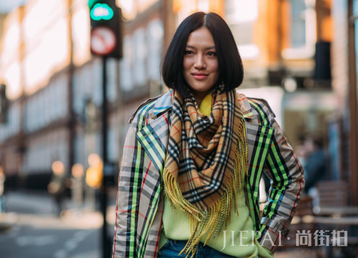 中长款大衣配什么围巾 夸张高饱和度做冬季主角