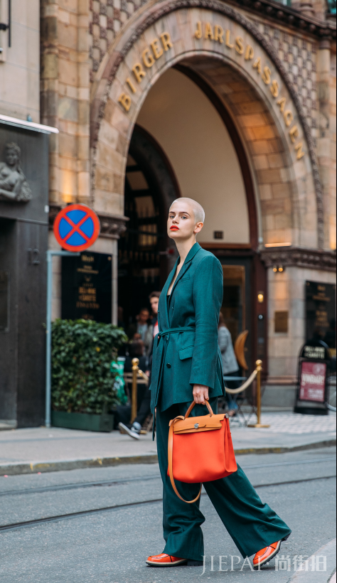 中款大衣搭配什么裤子好?让优雅简约的风格打造街头时尚感