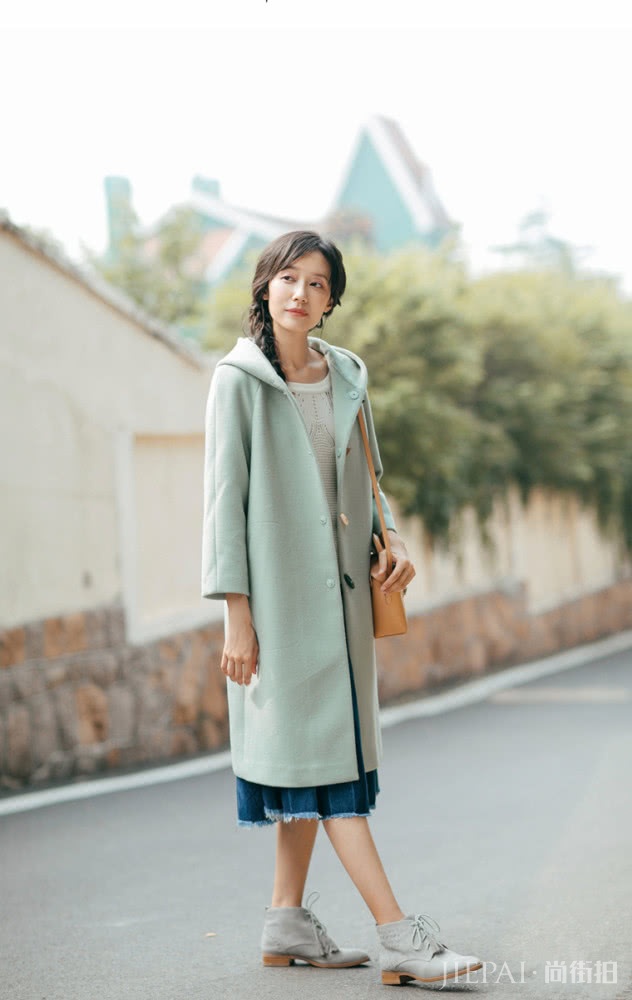 绿色大衣显白,具有青春活力