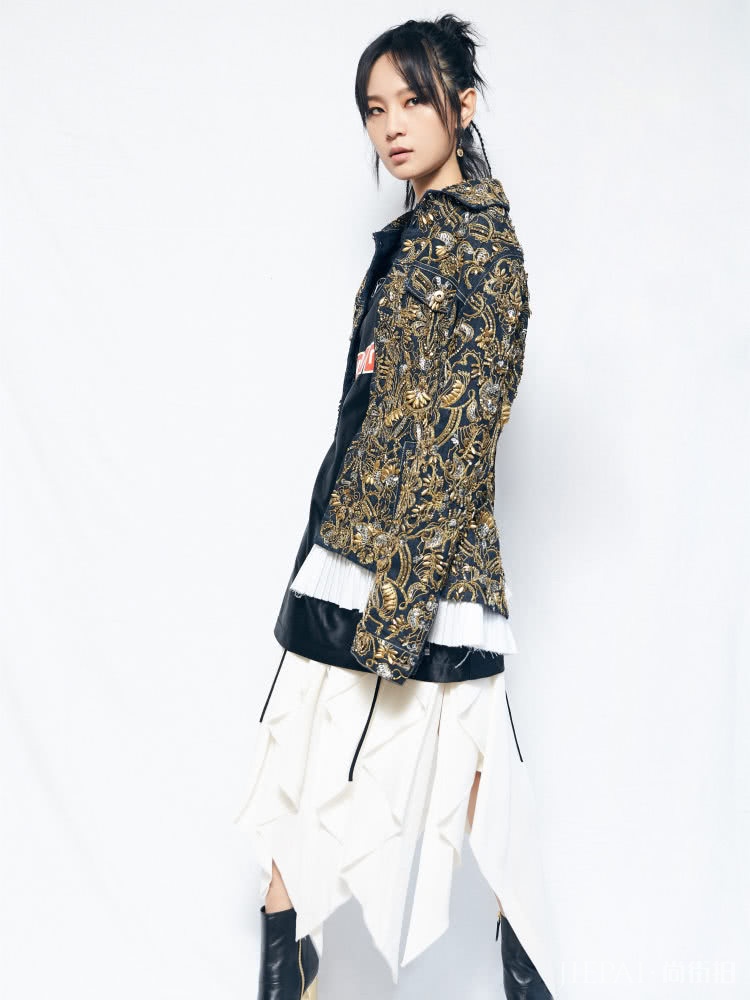 周笔畅居然爱上甜美风，但穿件蛋糕长裙就有点尴尬了！