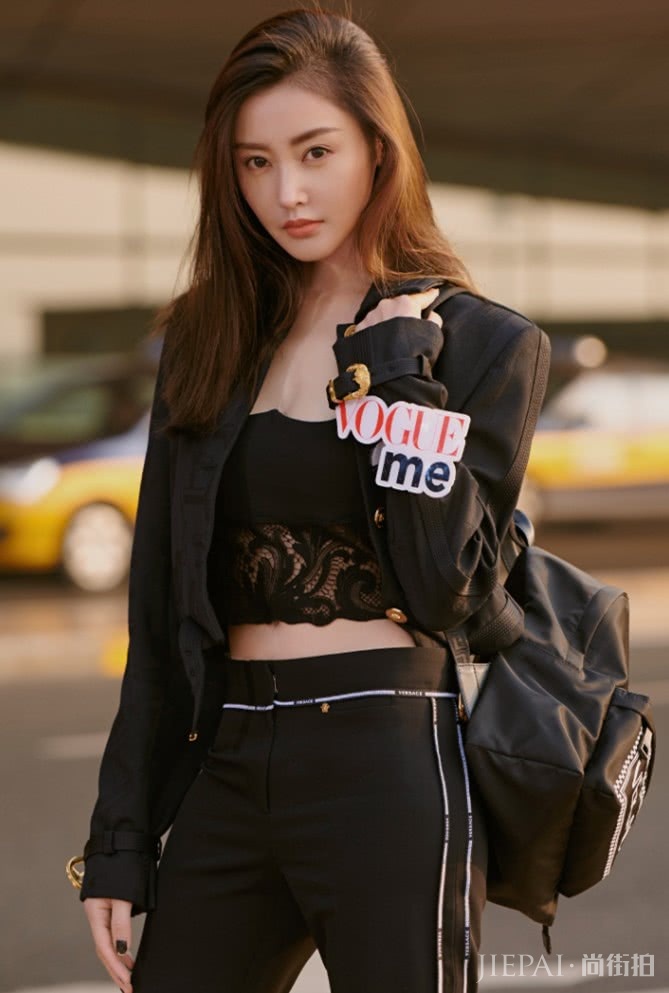 张天爱“茄子鞋”搭配高腰裤,秀出“电线腿”