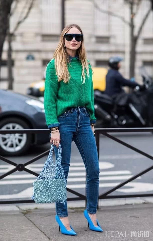 毛衣+牛仔裤,再加上一双大长腿实力抢镜,穿出简约清爽感