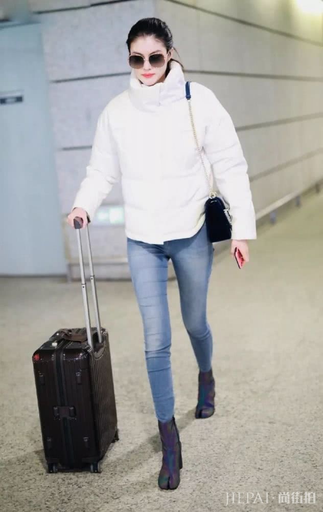 何穗戚薇示范穿羽绒皮草不臃肿