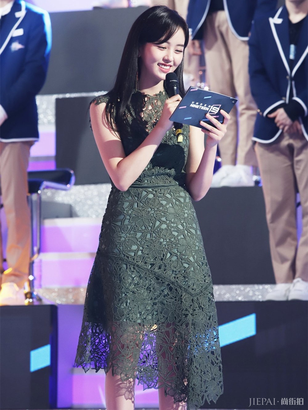 金所泫穿黑色蕾丝裙,造型却搭配的很老气!