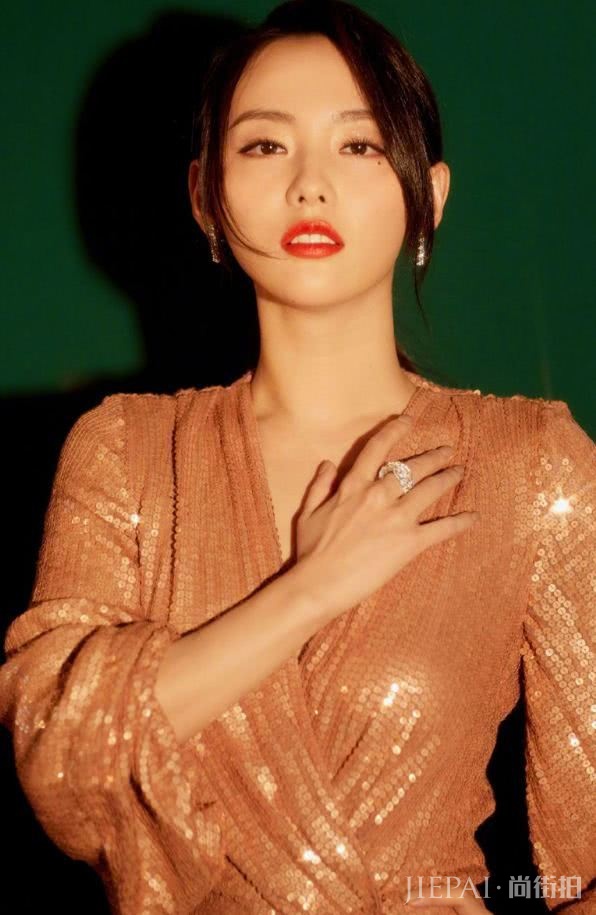 张嘉倪这身材曲线更是令人叫绝，看了好惊艳！