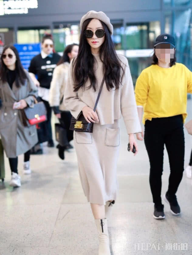 韩雪一袭裙装亮相机场!