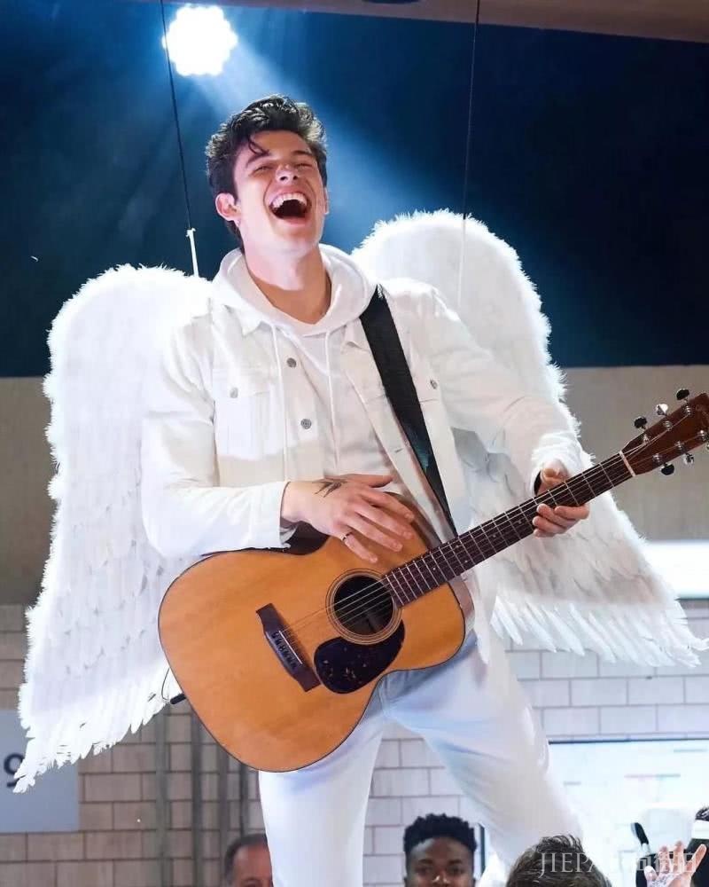 全球最炙手可热男歌手，16岁就成开挂少年，还跟海狸传绯闻？