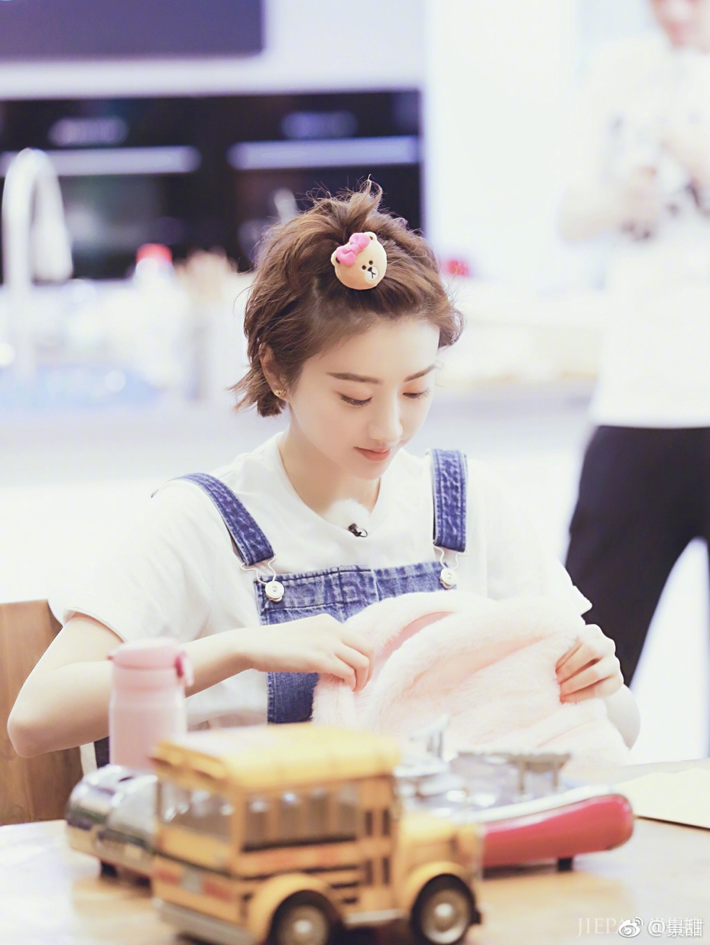 赵丽颖俏皮小卷毛颜值飙升短发妹子的福音