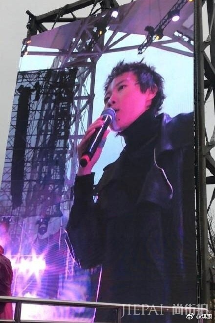 窦靖童周迅一起拍照，网友：一个发型师做的头发