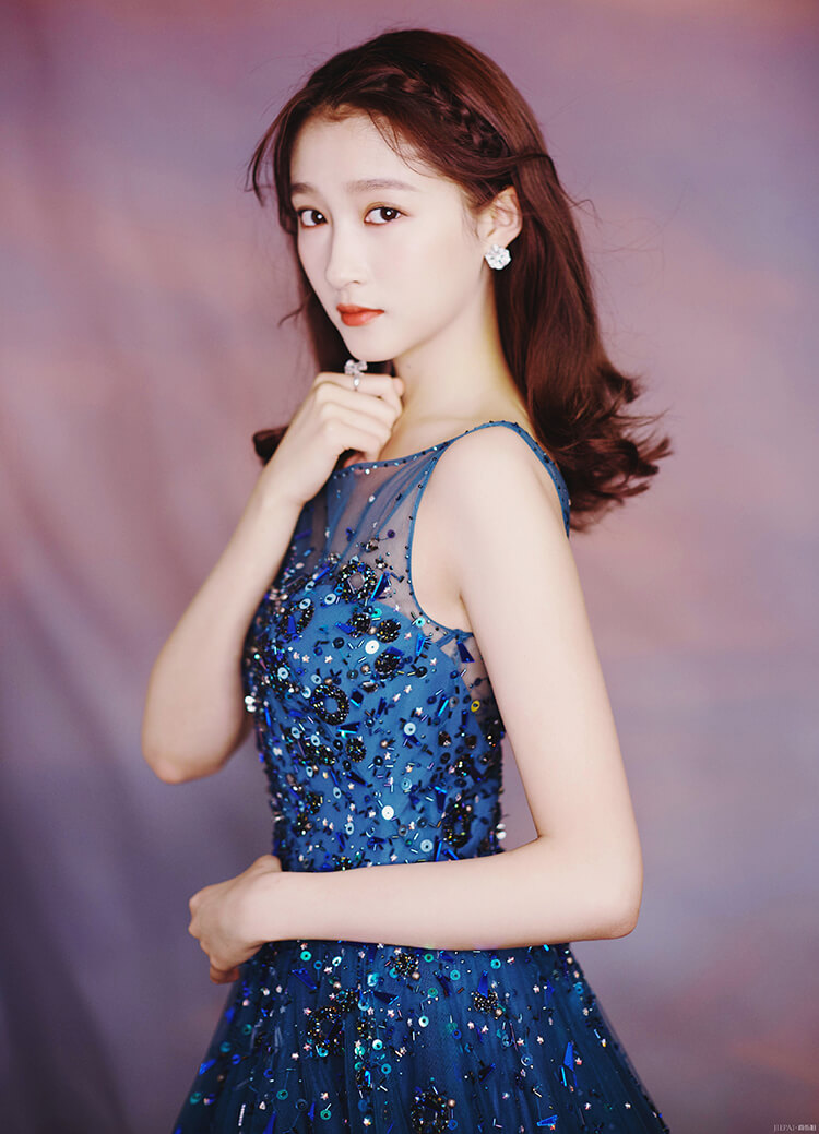 关晓彤穿孔雀蓝纱裙少女仙气飘飘,终于穿对了