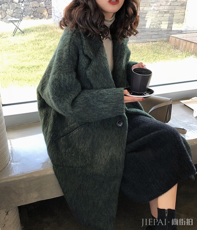 绿色大衣显白,具有青春活力