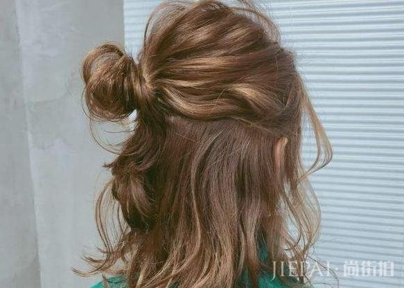 别再烫内扣了，今年流行“发髻卷”，减龄显嫩还瘦脸！