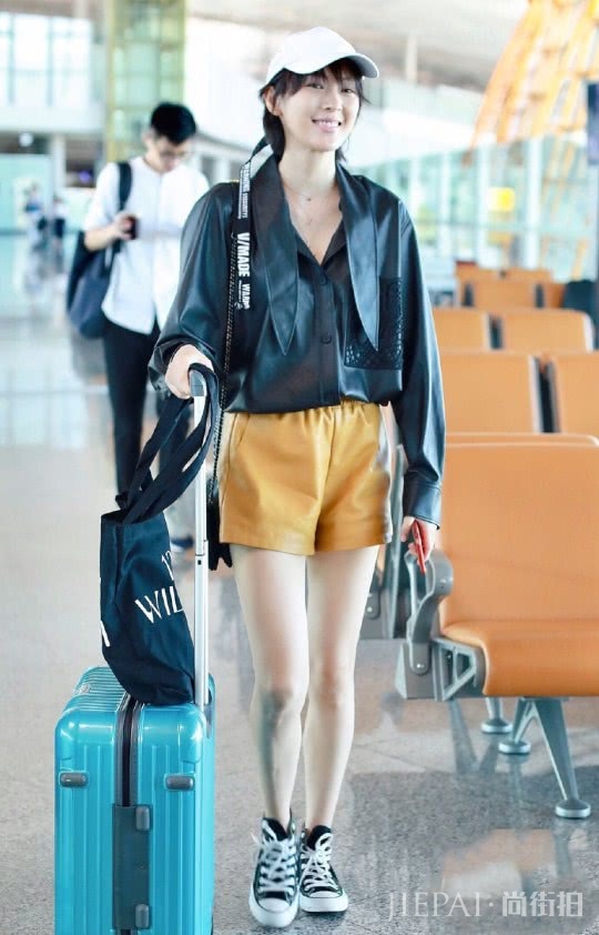 童瑶竟穿黑丝带白裙装嫩,竟有些可爱是怎么回事!