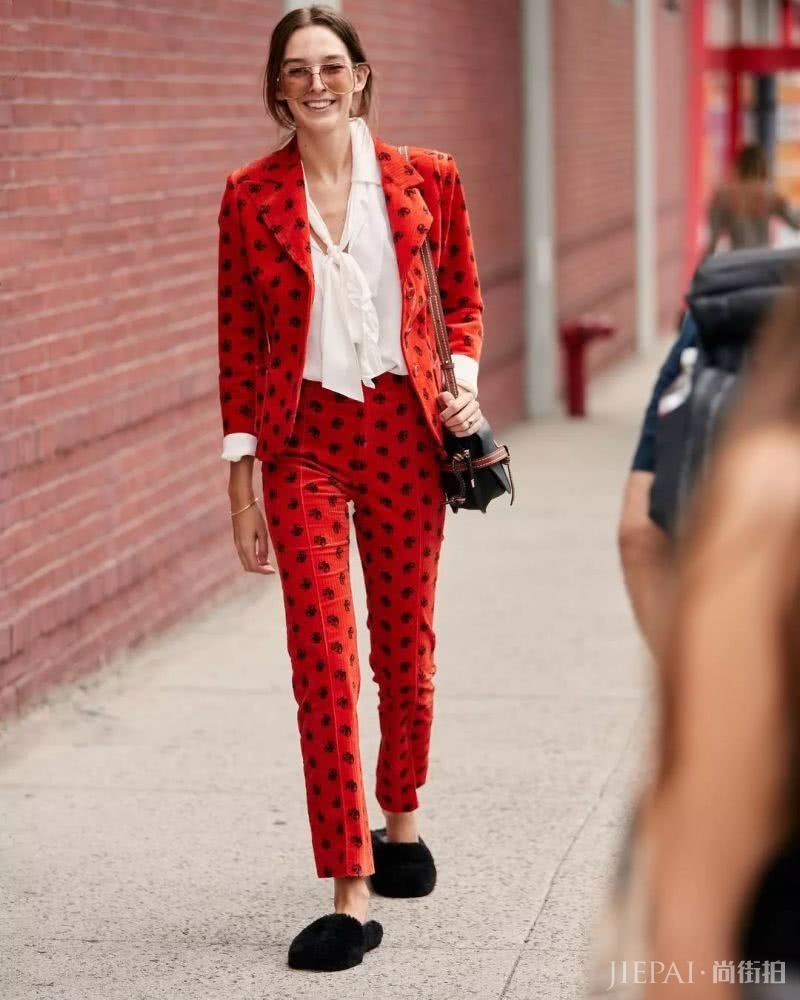 听说最近红白棉袄裹红大衣火了?