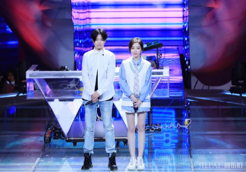 1米55冯提莫穿连衣裙，满满孩子气，被路人误认为是位“童星”