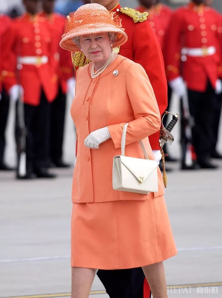 英国女王最爱的颜色,要不你穿起来试试?