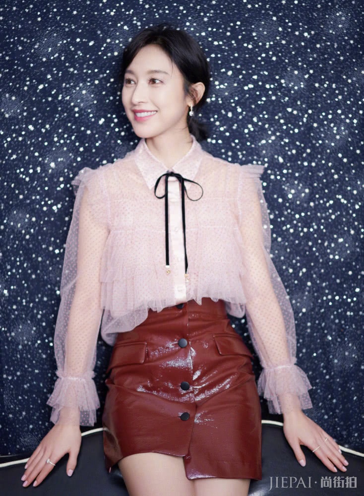 张俪剪短发搭配连衣裙气场开挂,重新美回20岁