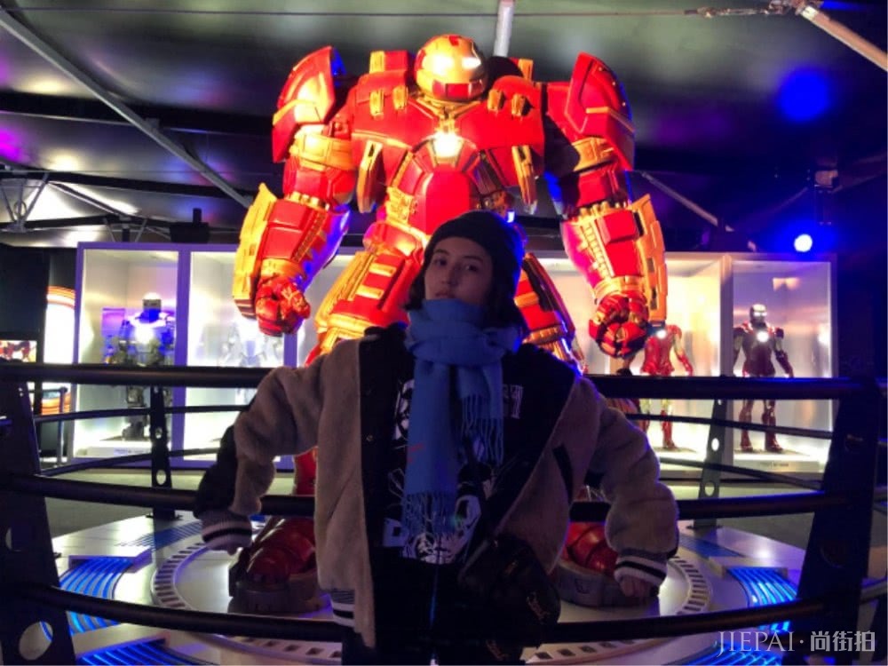 张子枫生活照曝光,摇身一变灵动鬼马的漫威女孩,太会穿衣了