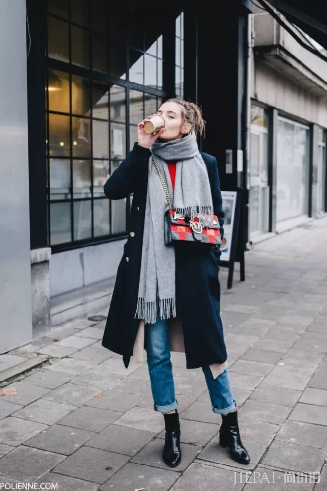 欧美街拍 大衣+牛仔裤+踝靴成冬季王炸组合！