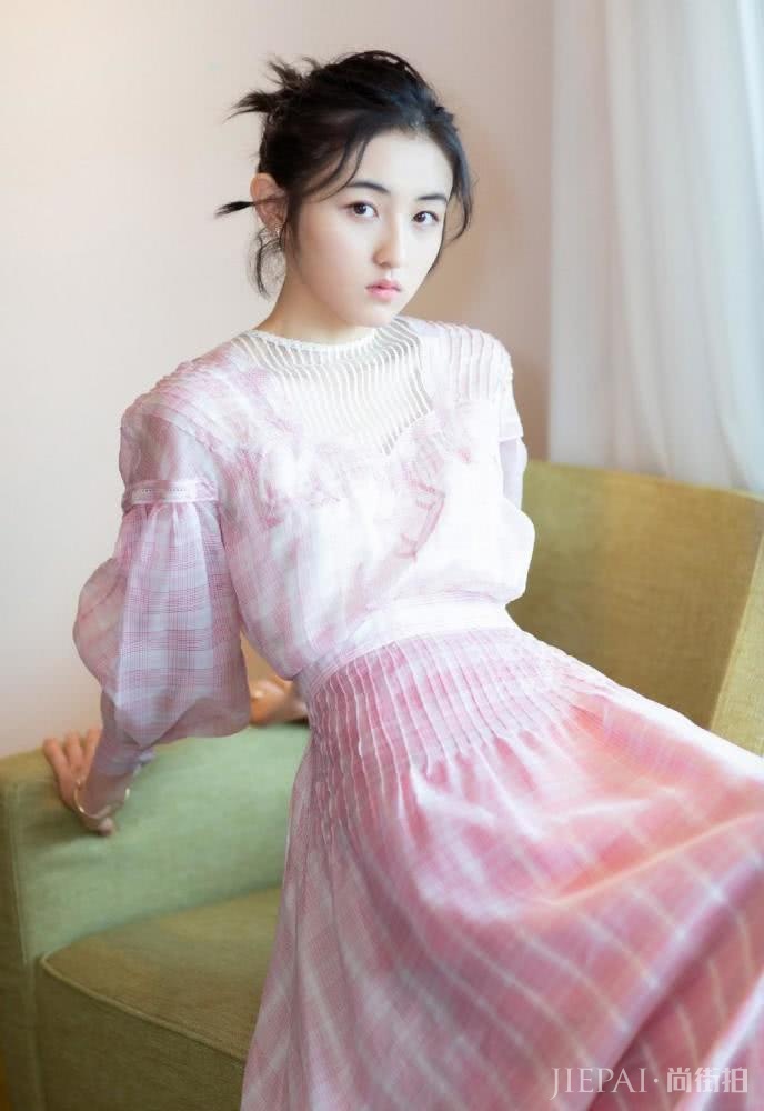 张子枫穿牛仔裤衬衣走红毯,少女感十足!