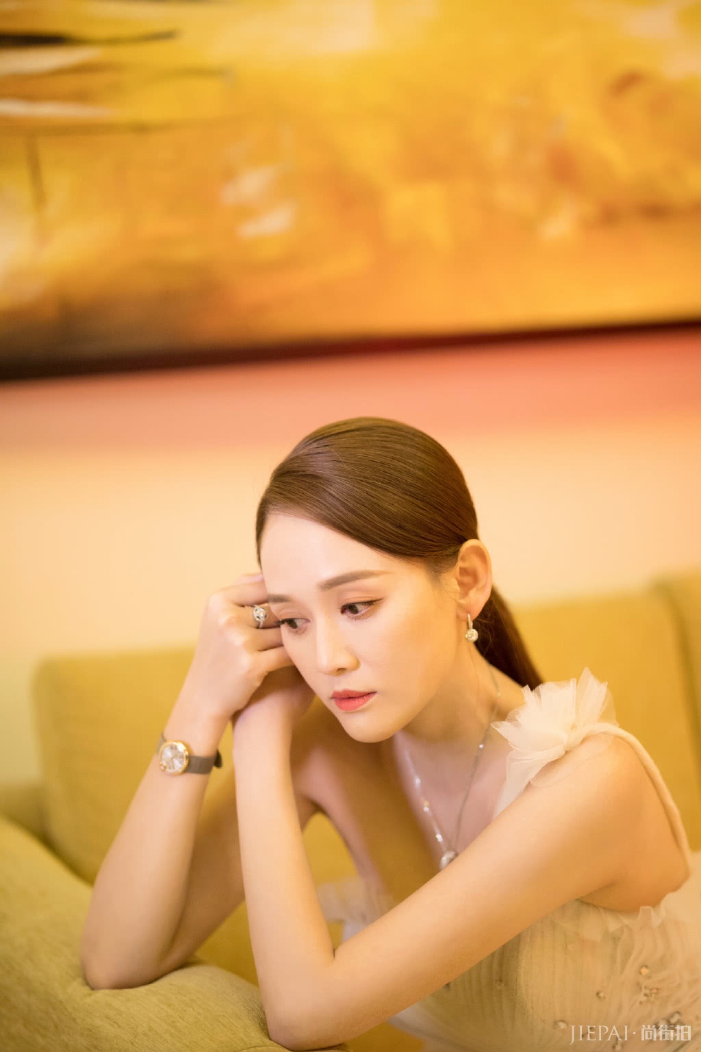 陈乔恩穿蓬蓬裙扮嫩成功，硬是穿出了18岁的模样，真漂亮