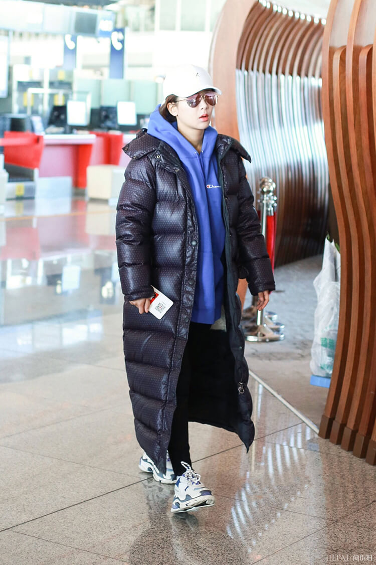 杨紫穿应援羽绒服走机场,内搭卫衣换个色显白太多,实力宠粉