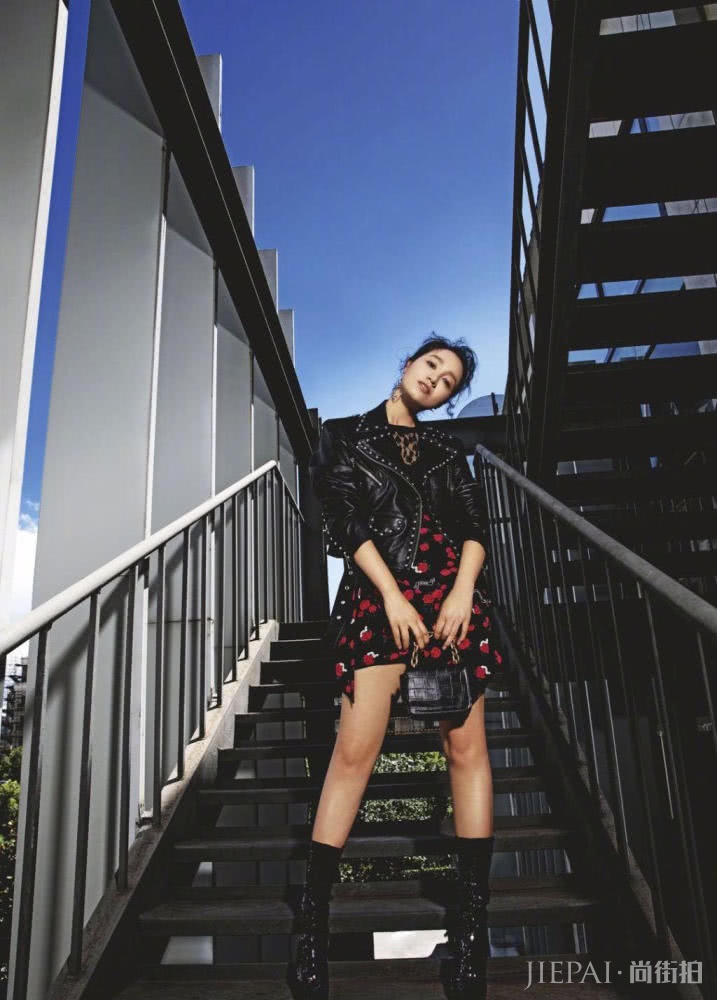 朱丹穿运动裤配高跟鞋,摩登感十分!