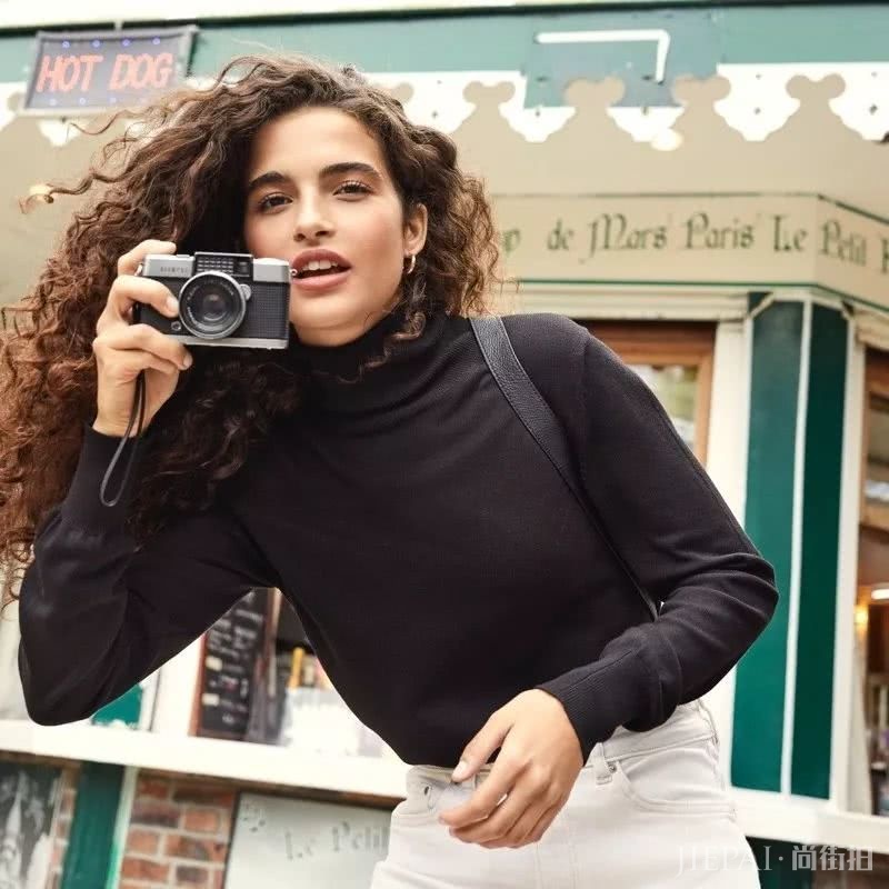 大衣羽绒服里面一件黑色打底衫全搞定