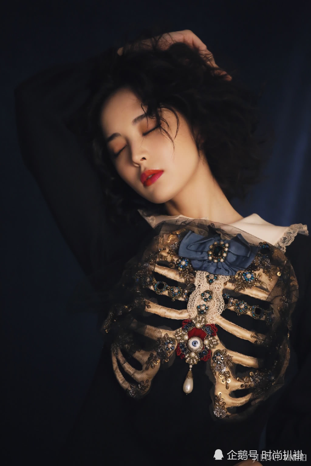 古力娜扎新写真太惊艳，穿黄色露肩连衣裙美成仙女！